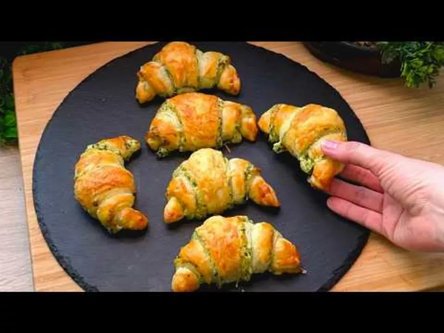 Meglepően egyszerű leveles tésztás recept: medvehagymás sajtos croissant 🥐🍃