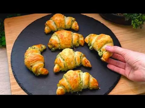 Meglepően egyszerű leveles tésztás recept: medvehagymás sajtos croissant 🥐🍃