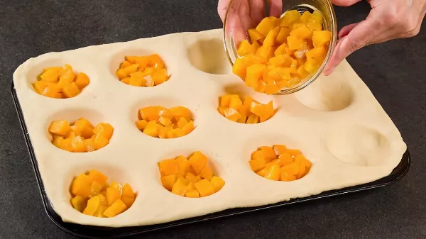 A húsvéti leveles tésztás sütemény, amit mindenki megkóstolna: őszibarackos túrókrémes csoda