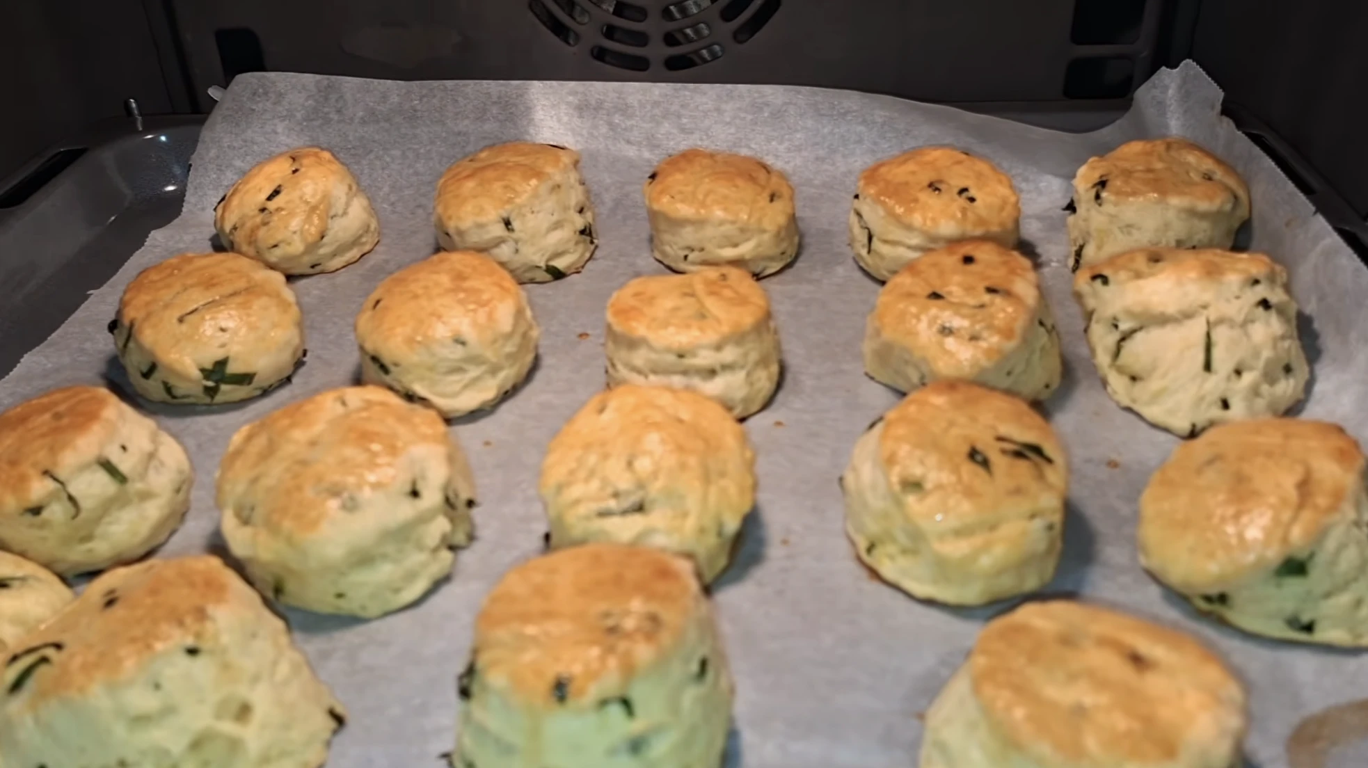 Medvehagymás, medvesajtos pogácsa sütés