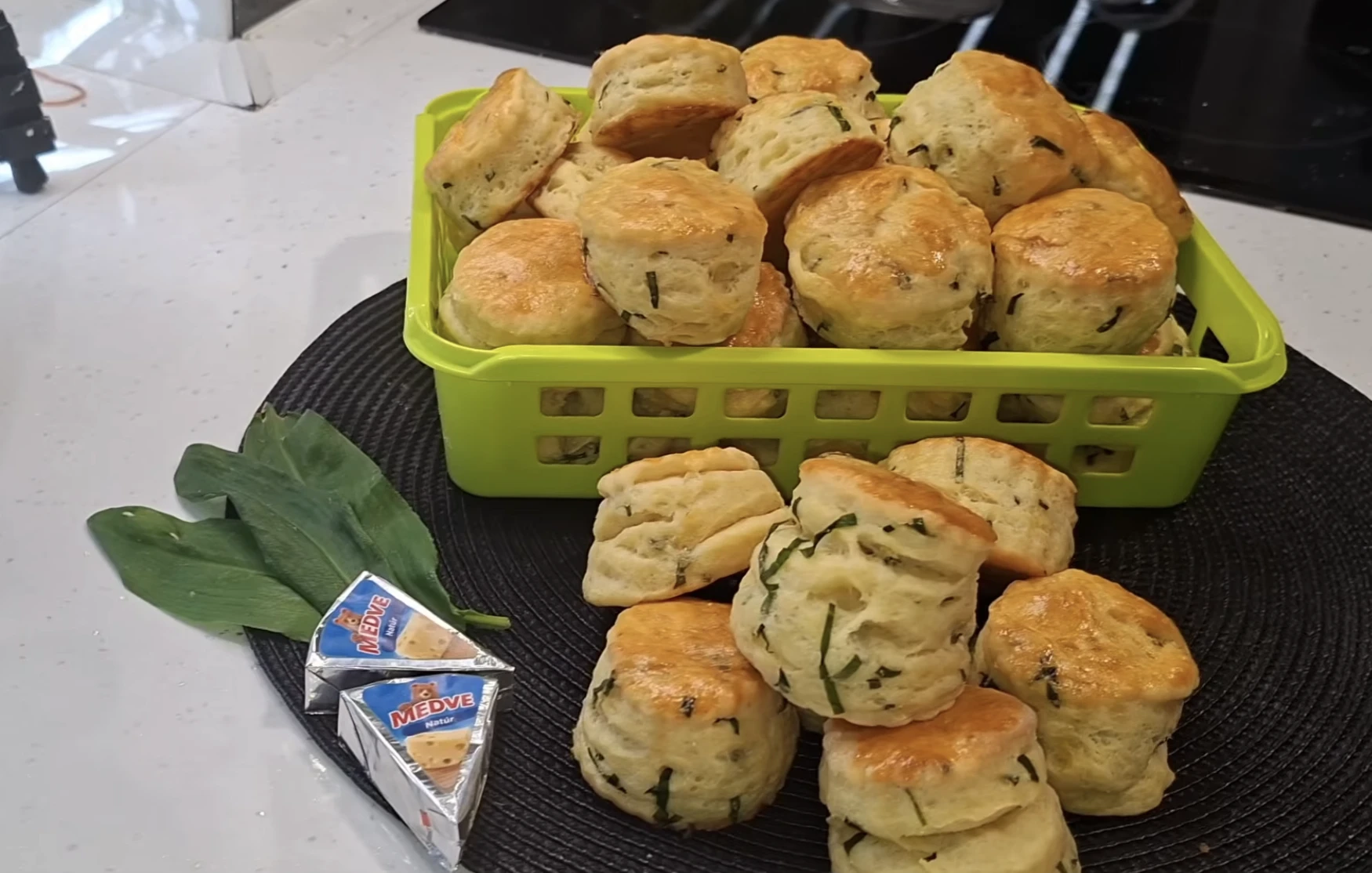 Medvehagymás, medvesajtos pogácsa sütés