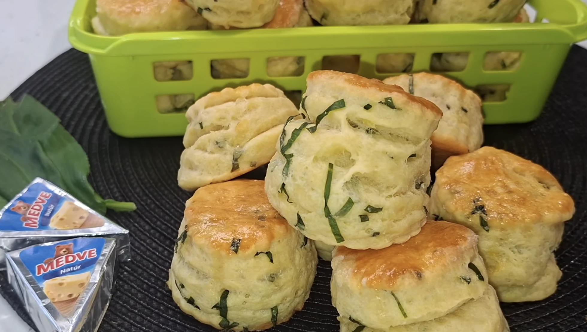 Medvehagymás, medvesajtos pogácsa