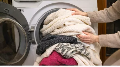 Így mennek tönkre a pulóverek a mosásnál – pedig nem itt rontják el a legtöbben