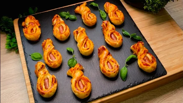 Ez lesz a húsvét legkapósabb leveles tésztás virslije