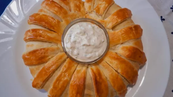 A sonkás-sajtos koszorú, ami pillanatok alatt az asztal sztárja lett