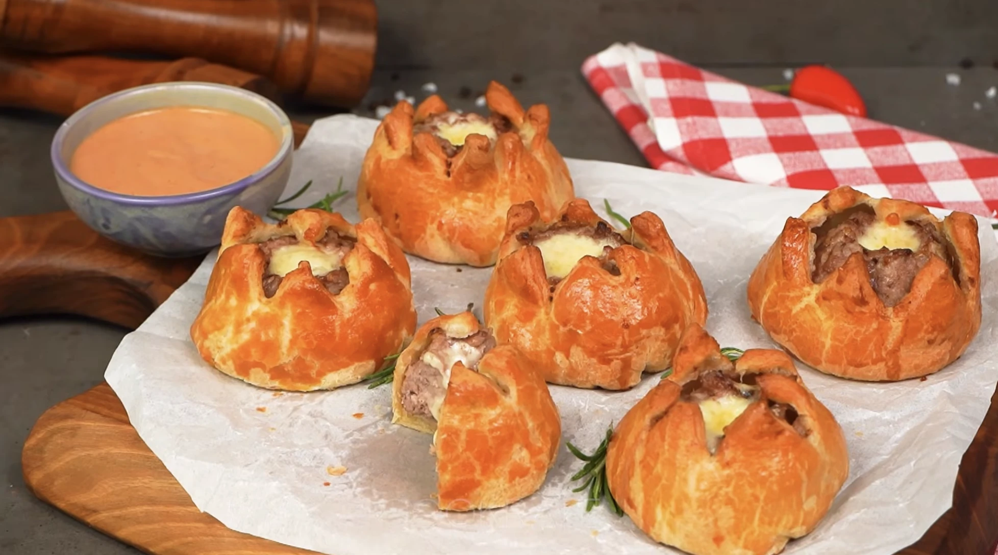 lelestészta gombóc mártogatós