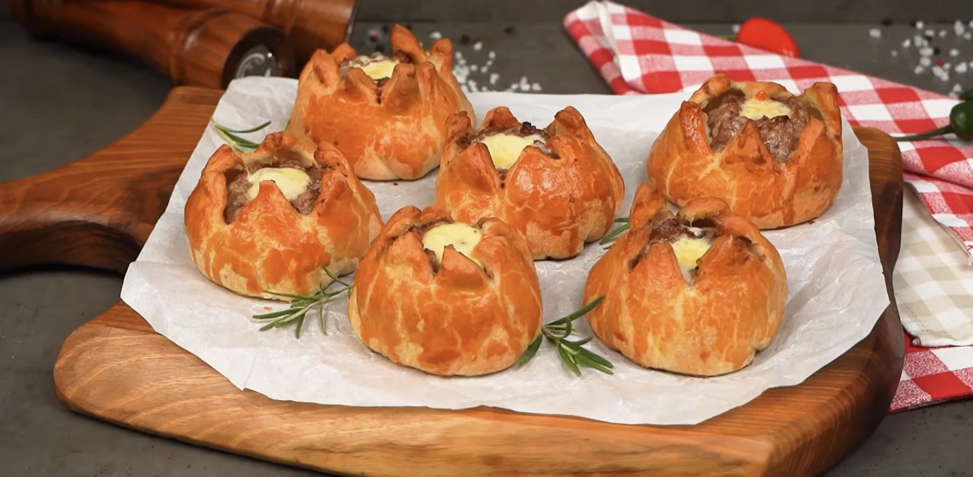 húsgombóc levelestésztában mártogatóssal