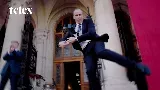 Hegedűs Zsolt miniszter a Parlament lépcsőjén ismételte meg elhíresült táncát