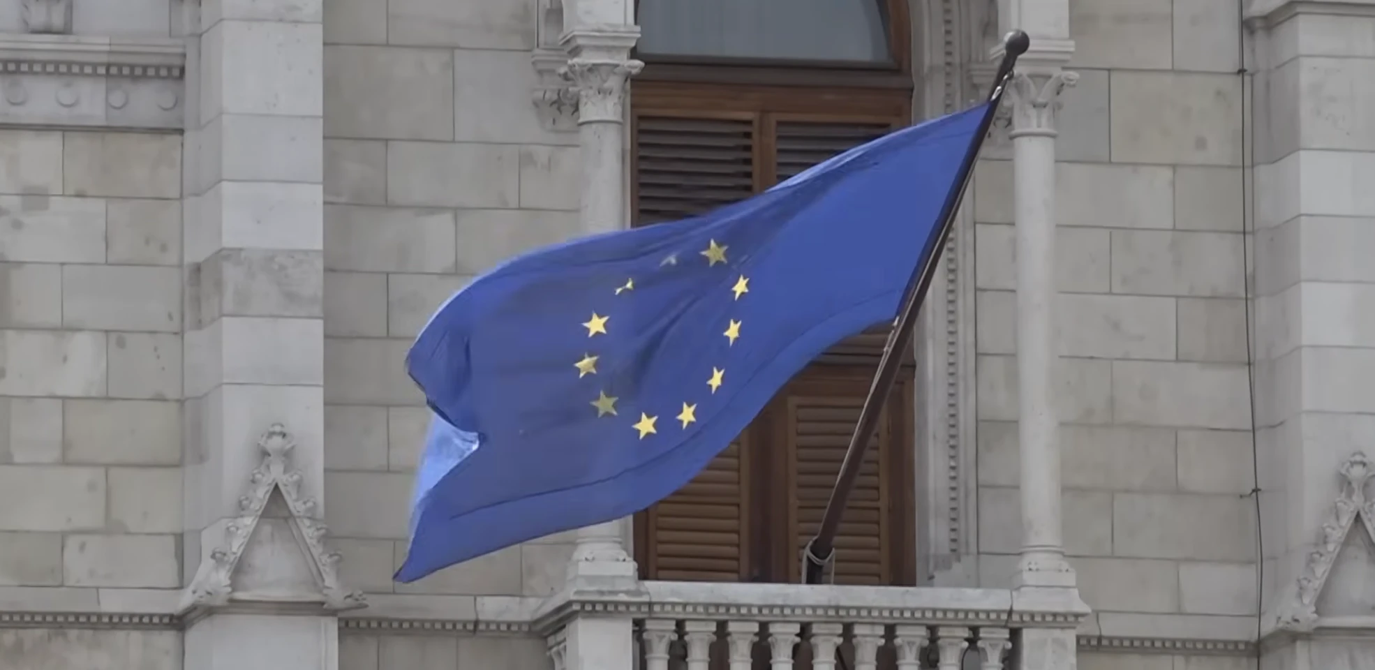 Eu zászló a parlamenten ismét