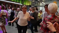 Több mint jelzőkészülék: titkos közösségi kapu nyugdíjasoknak