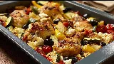 Ez a mediterrán tepsis csirke a feta miatt lesz igazán különleges