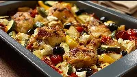 Ez a mediterrán tepsis csirke a feta miatt lesz igazán különleges