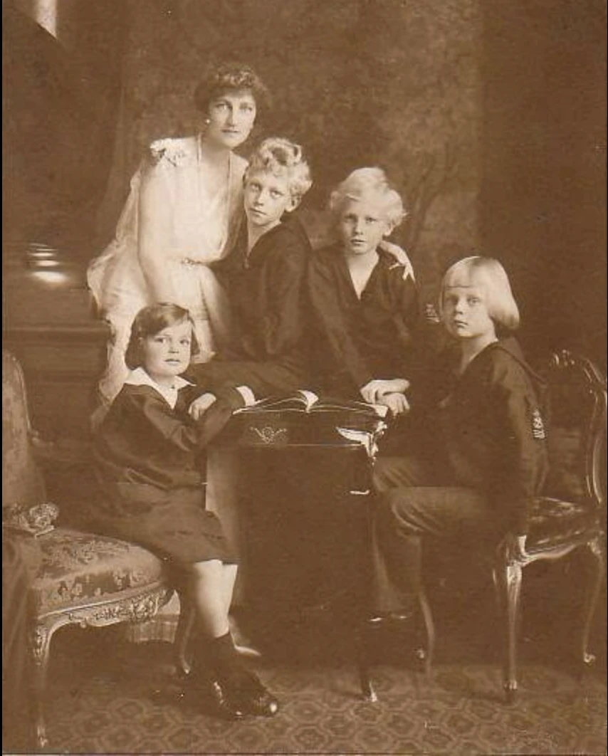 Erzsi Rudolf trónörökös lánya gyermekeivel